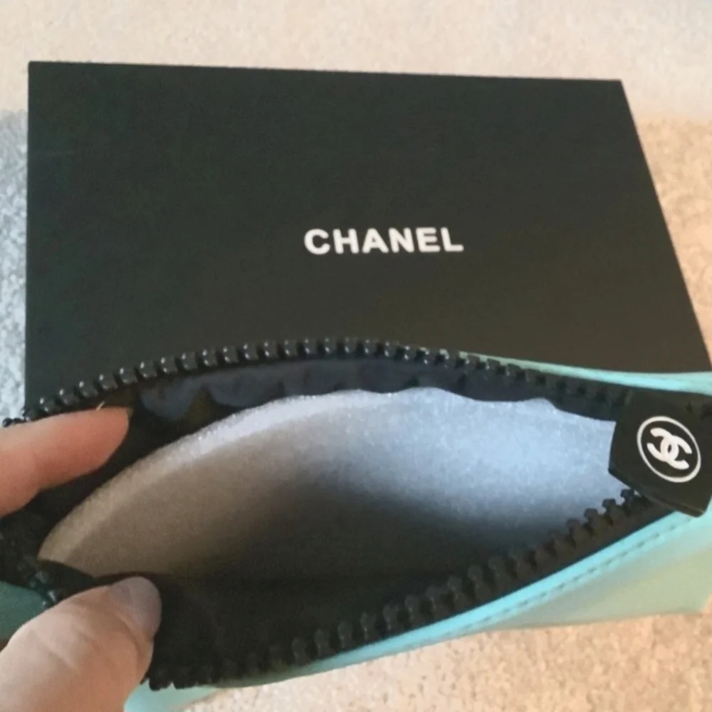 CHANEL Tiffany Blue Cosmetic Bag - Picture 2 of 4